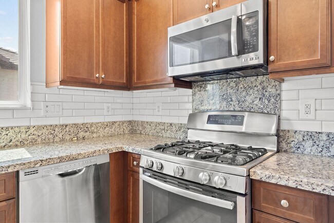 Building Photo - Townhome in the Lakepointe Point Community!