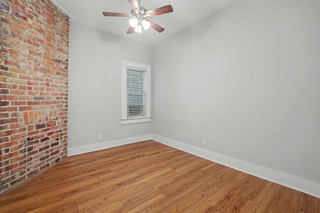 Building Photo - 311 W 39th St