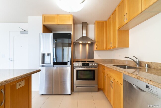 Building Photo - 2 BD/2 BA/2 Parking Condo in the Moana Pacific