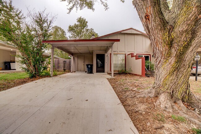 Building Photo - 2 bed/ 1 bath Located Next to Major Highways!