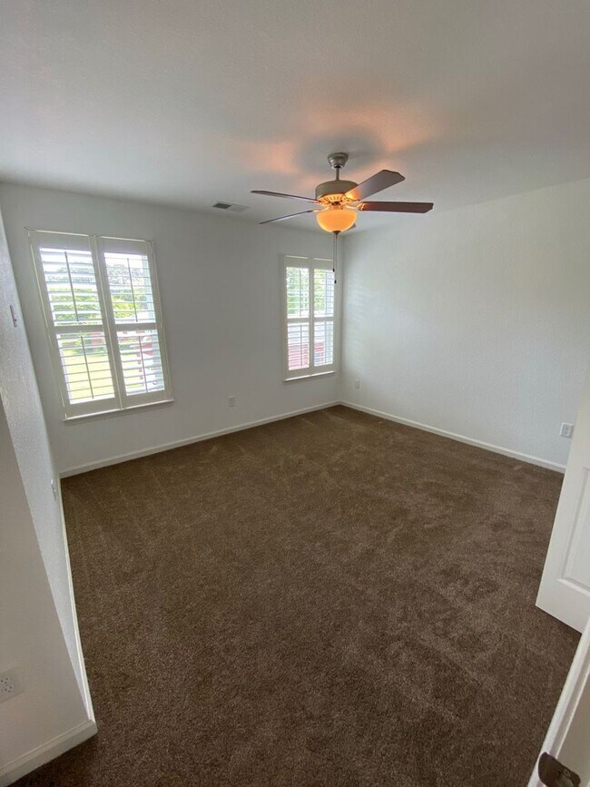 Building Photo - Introducing a stunning Condo with a coasta...