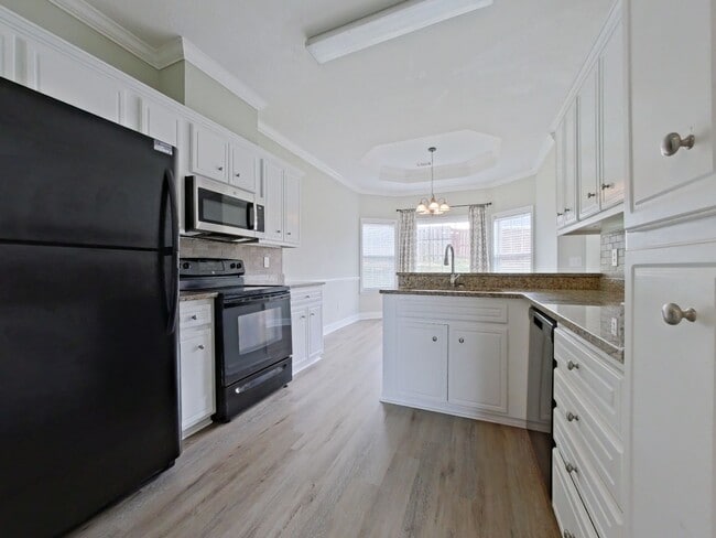Building Photo - 4858 Somerset Dr
