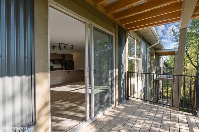 Building Photo - 718 Edgewood Pl