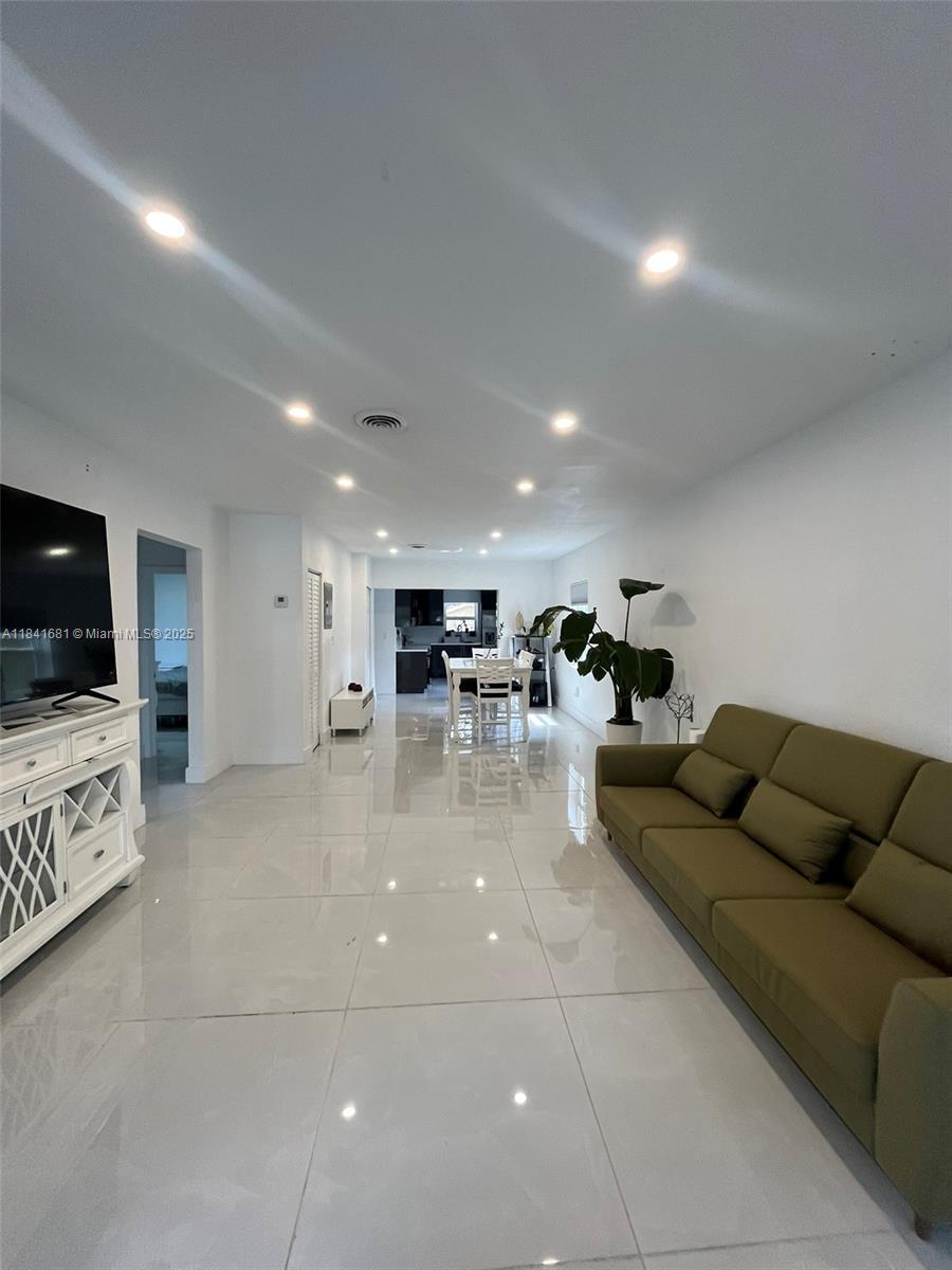 Building Photo - 1172 NE 160th Ter