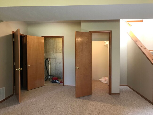 Building Photo - Walkout Basement Home Must See