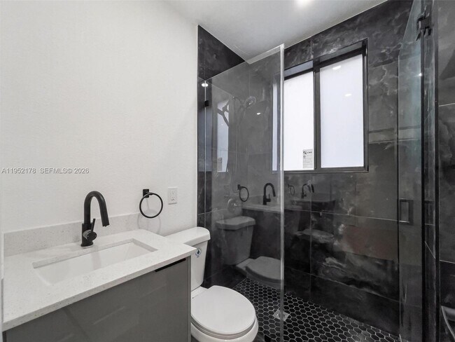 Building Photo - 629 SW 10th Ave