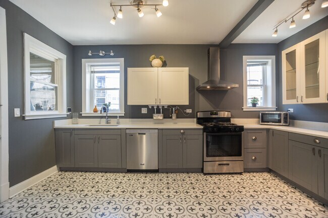 Building Photo - 2037 W Estes Ave