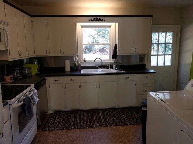 Building Photo - 170 Windsor Ct