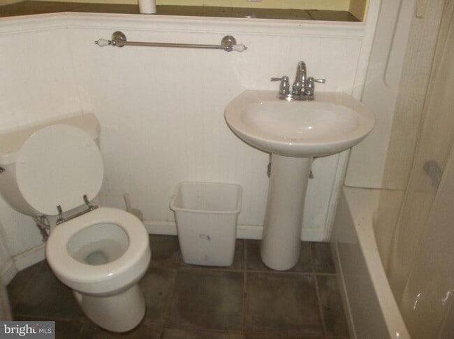 Building Photo - 623 Morris Pl NE