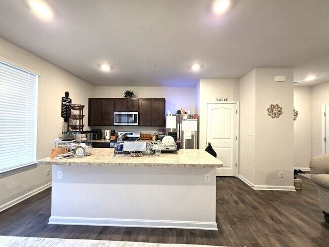 Building Photo - 407 Stream Valley Ct