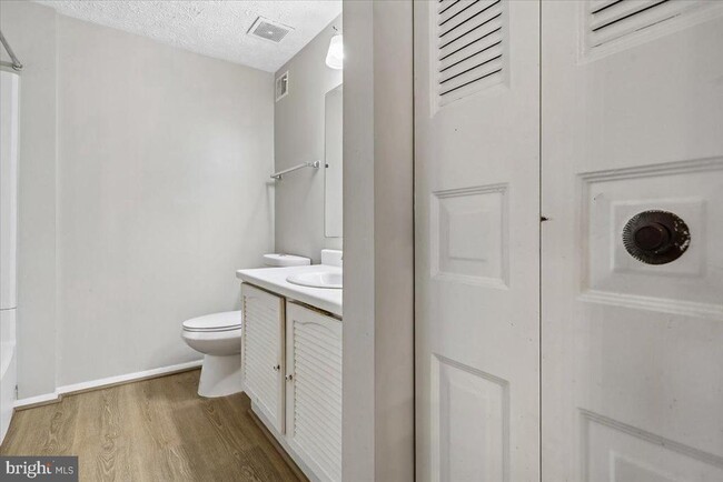 Building Photo - 5913 Spruce Run Ct