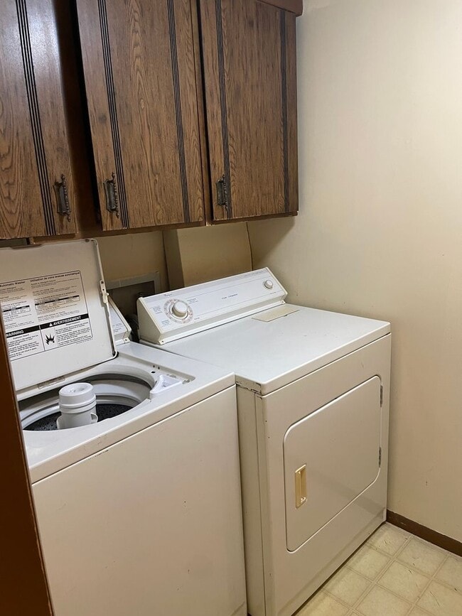 Building Photo - Central Location! 4 Bed 2 Bath House in Fort Collins
