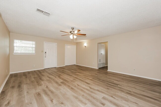 Building Photo - 831 Nature Dr