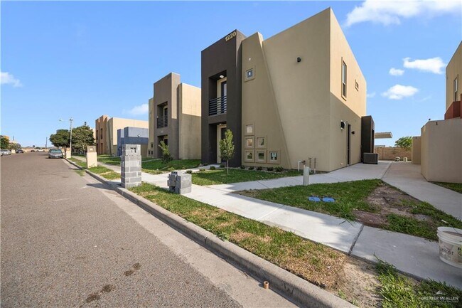 Building Photo - 19 Camellia Ave