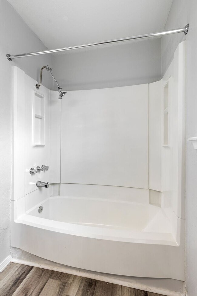 Building Photo - Beautifully Updated 1Bed / 1Bath Apartment Home