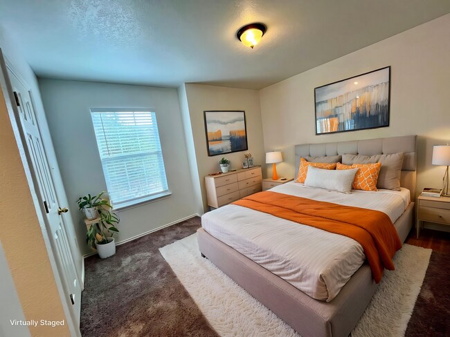 Building Photo - Large 4 bedroom/2.5 bath conveniently located to Lackland AFB! Move-in Ready!