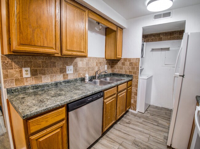 Building Photo - 11130 Stratford Dr