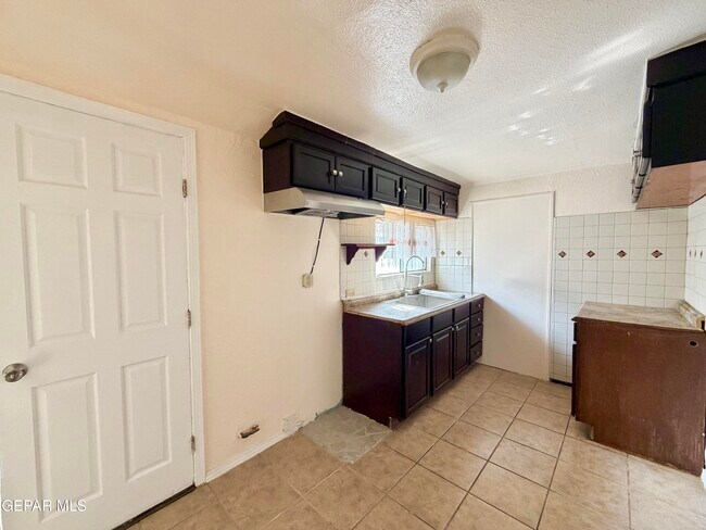 Building Photo - 418 S Estrella St