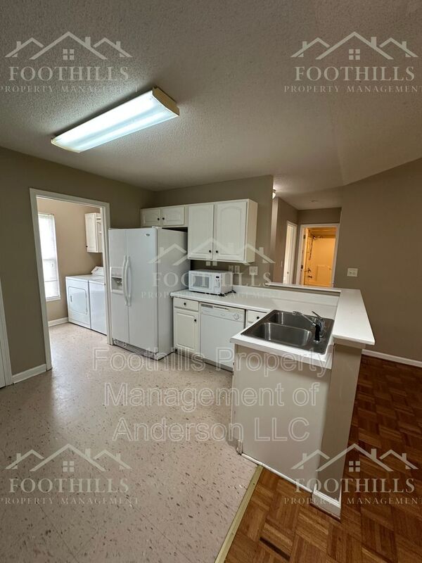 Building Photo - 1419 Oak Hill Dr
