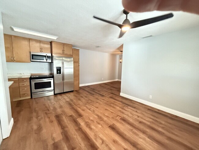 Building Photo - Freshly Renovated 2/1 Duplex in Tampa with...
