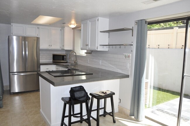 Building Photo - Beautiful 2 bedroom on the east side!