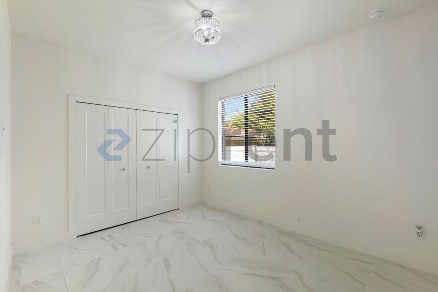 Building Photo - Unit B