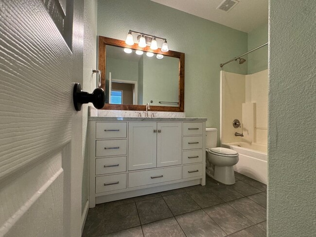 Building Photo - 3 bed 2 bath Plumas Lake
