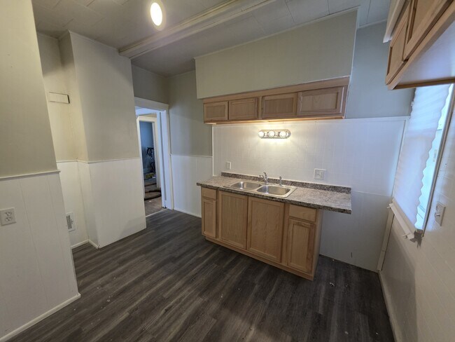 Building Photo - 15448 Log Cabin St