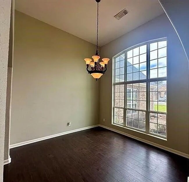 Building Photo - 305 Tyler Dr