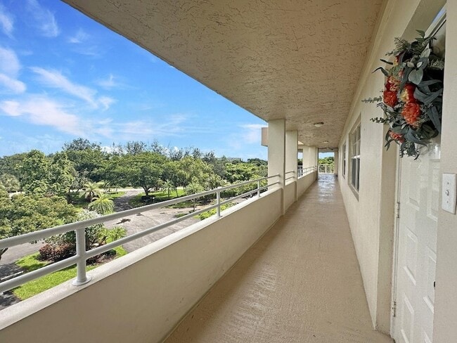 Building Photo - 535 Oaks Dr