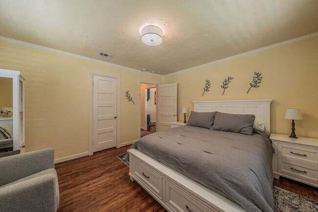 Building Photo - 2157 W Lotus Ave