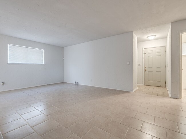 Building Photo - Updated in NE OKC for rent! Minutes to Broadway Extension/235 and Downtown!