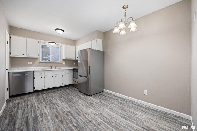 Building Photo - 2315 W Cannes Dr