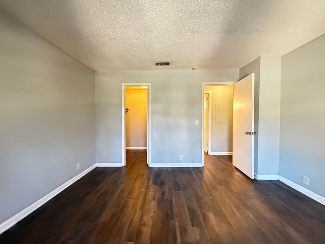 Building Photo - 1 Bed/ 1 Bath Condo!  Harding / Southern Hills Area!  Pets ok!