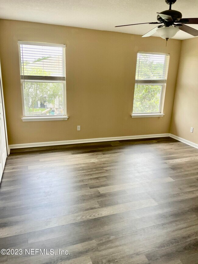 Building Photo - 549 Scrub Jay Dr