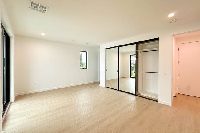 Building Photo - 13843 Burbank Blvd