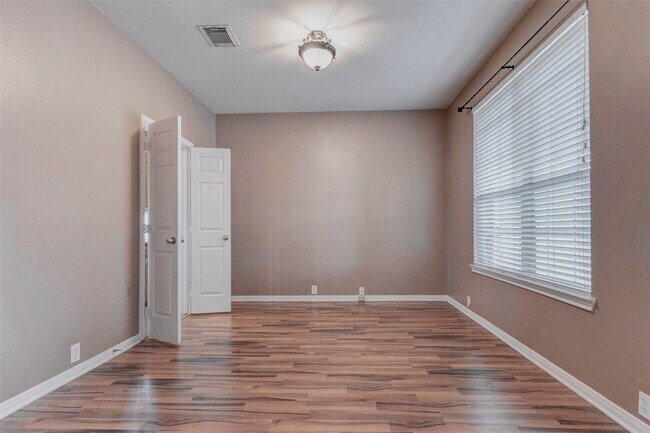 Building Photo - 2402 Sunlight Ln