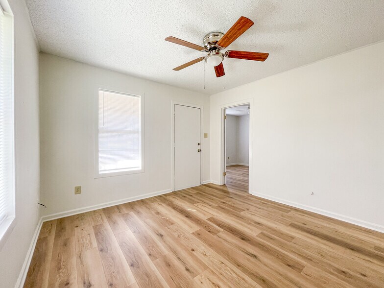 Building Photo - 715 N Bunker Dr