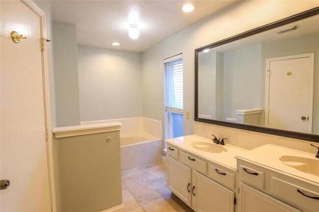 Building Photo - 17415 Hamilwood Dr