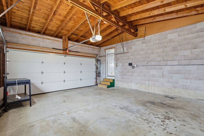 Building Photo - Spacious 4 Bed, 3 Bath Home Near Weber State