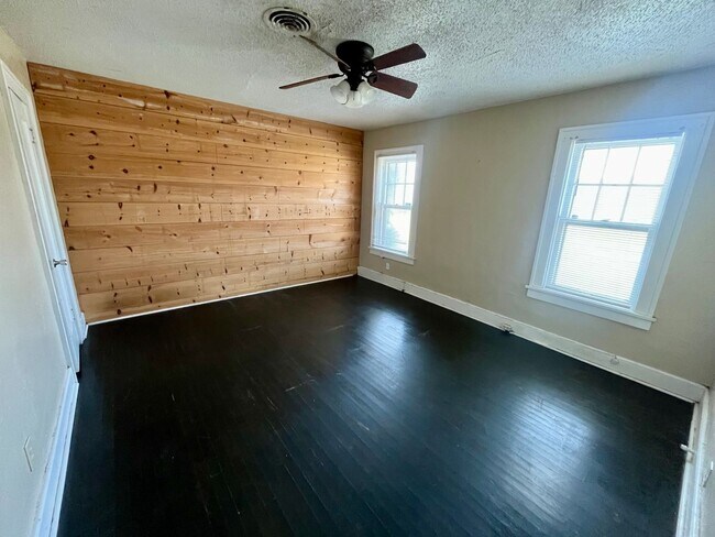 Building Photo - 6 month lease available One Block from Texas Tech