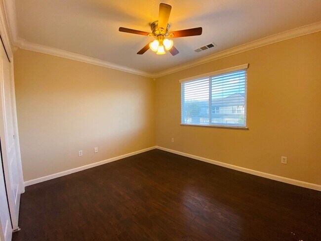 Building Photo - Lovely Galt Townhouse