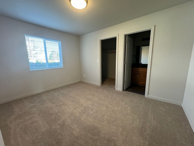 Building Photo - Newer 3 Bed 2 Bath Home In Roseburg