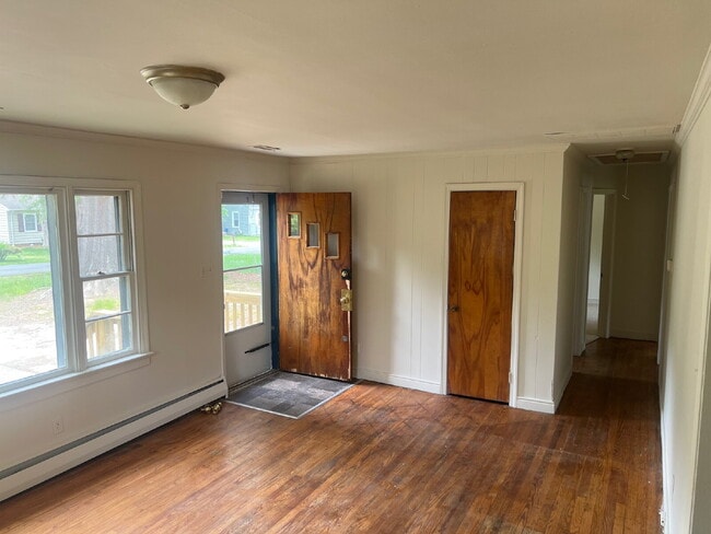 Building Photo - 3 Bedroom Rancher on Spacious Lot