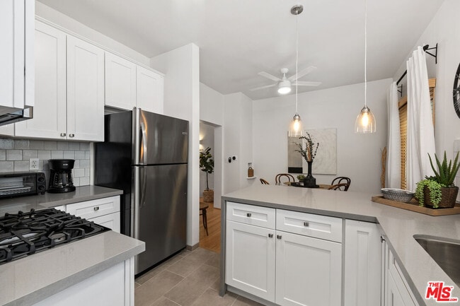 Building Photo - 466 N Harper Ave