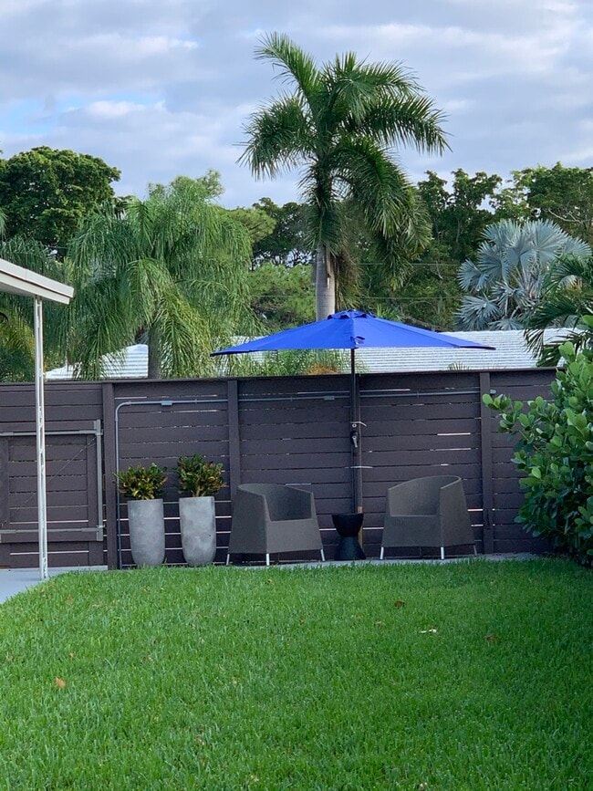 Sitting Area - 707 NE 22nd Dr