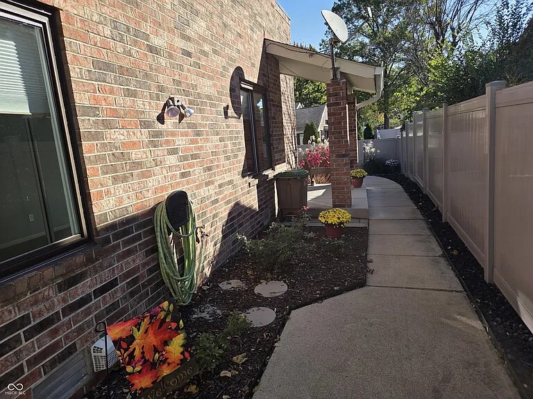 Building Photo - 943 Mockernut Ct