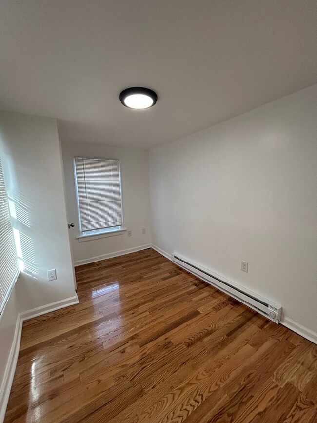 Building Photo - Newly Renovated 5 Bedroom 2 Bathroom Singl...