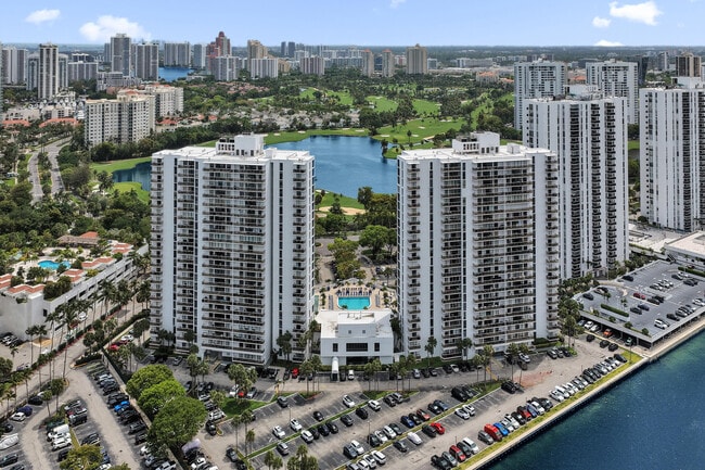 Building Photo - 3701 N Country Club Dr