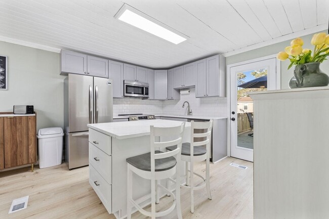 Building Photo - Gorgeous Totally Remodeled 3/2 in Garden C...